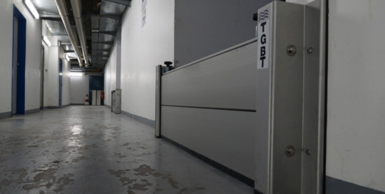 Batardeau anti inondation aluminium pour portes. Pose en applique